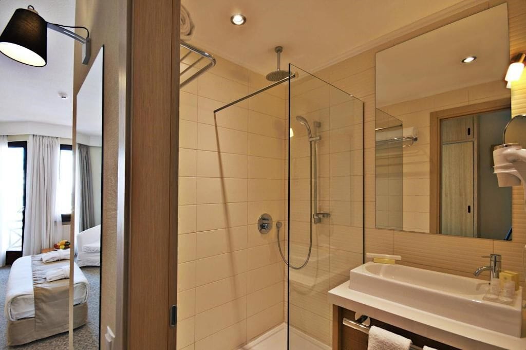 Standard twin bathroom