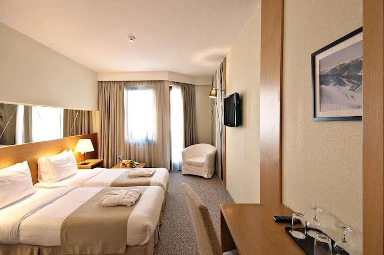 Standard twin room with two beds and a desk